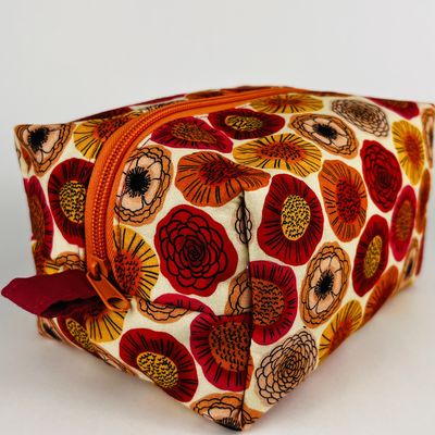 Boxy zipper bag in a cream print with red and orange flowers